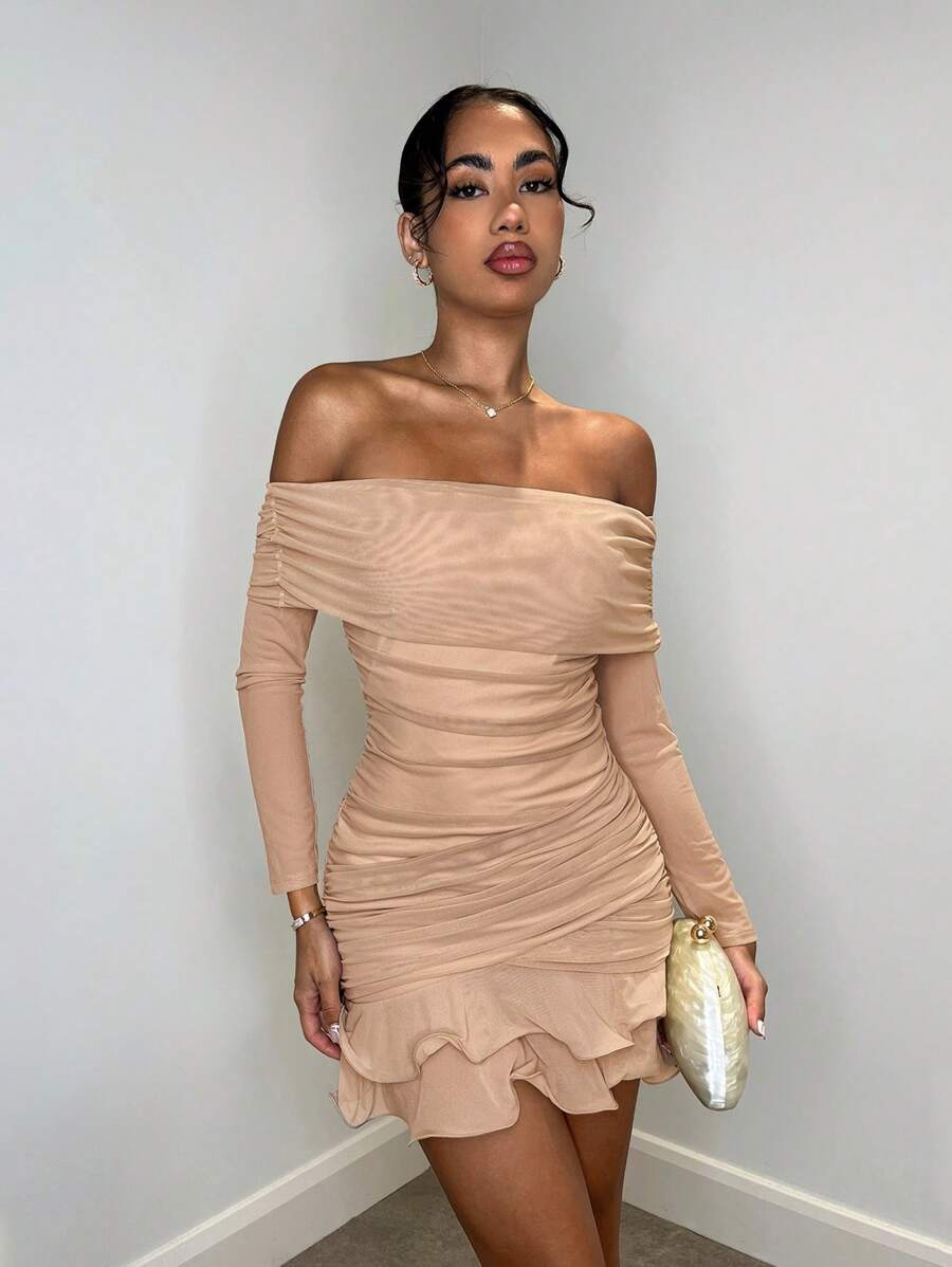 Vestido Curto Delicado e Charmoso com Mangas Longas