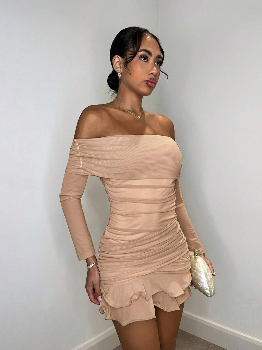 Vestido Curto Delicado e Charmoso com Mangas Longas