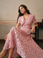 Vestido Midi Justo com Decote em V e Renda