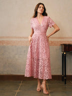 Vestido Midi Justo com Decote em V e Renda