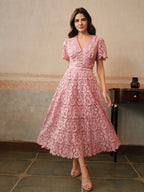 Vestido Midi Justo com Decote em V e Renda
