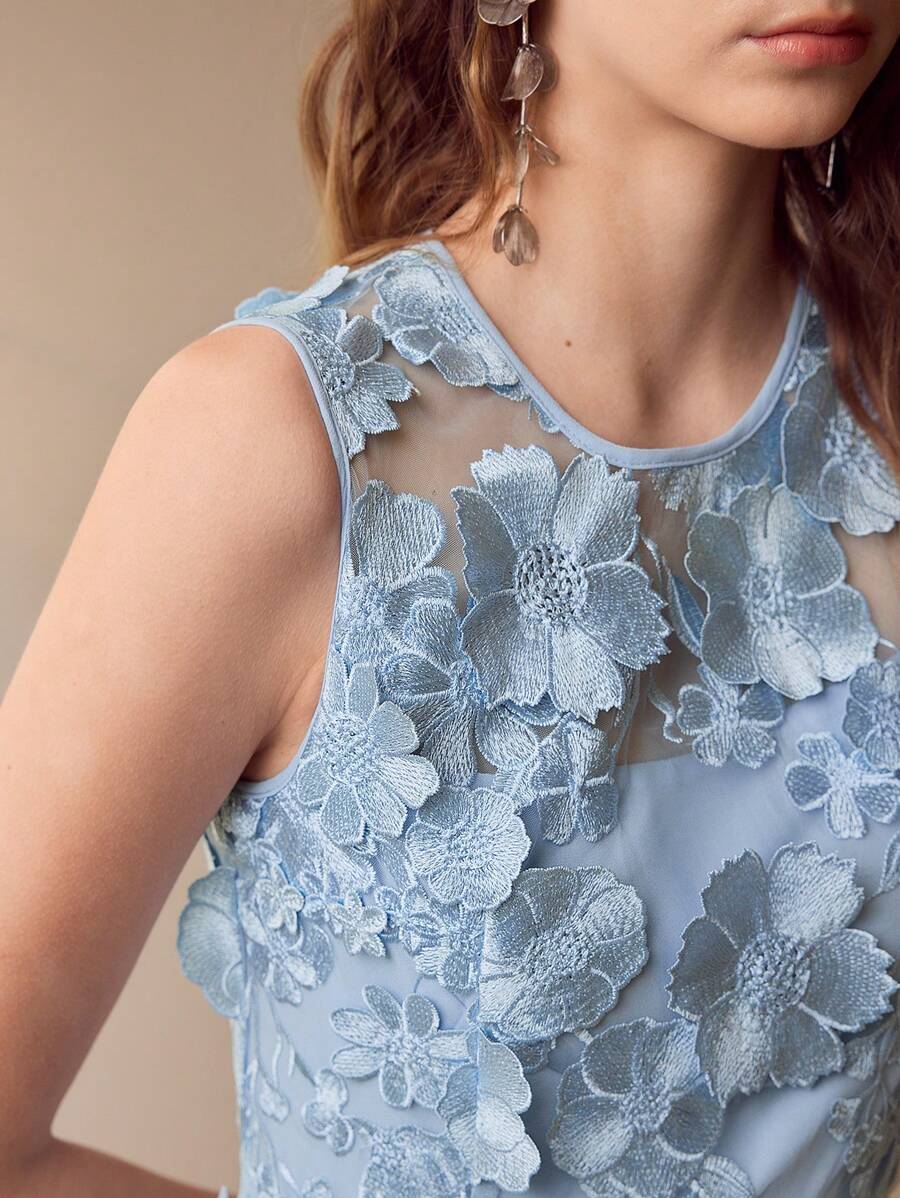 MOTF PREMIUM VESTIDO COM RECORTE ENVIESADO E APLICAÇÃO FLORAL