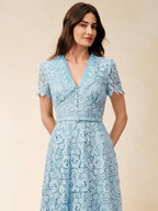 Vestido Midi Justo com Decote em V e Renda