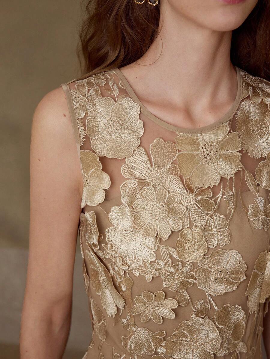 MOTF PREMIUM VESTIDO COM RECORTE ENVIESADO E APLICAÇÃO FLORAL