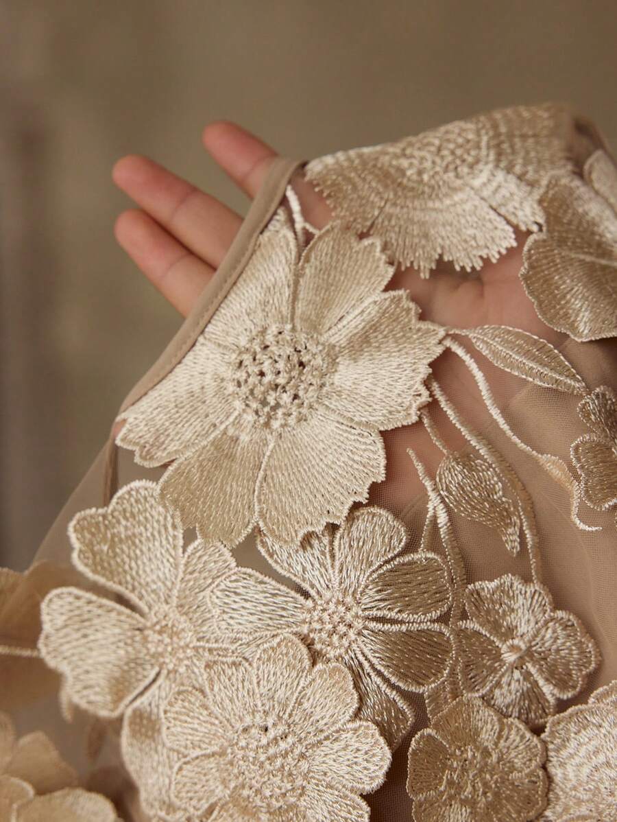 MOTF PREMIUM VESTIDO COM RECORTE ENVIESADO E APLICAÇÃO FLORAL