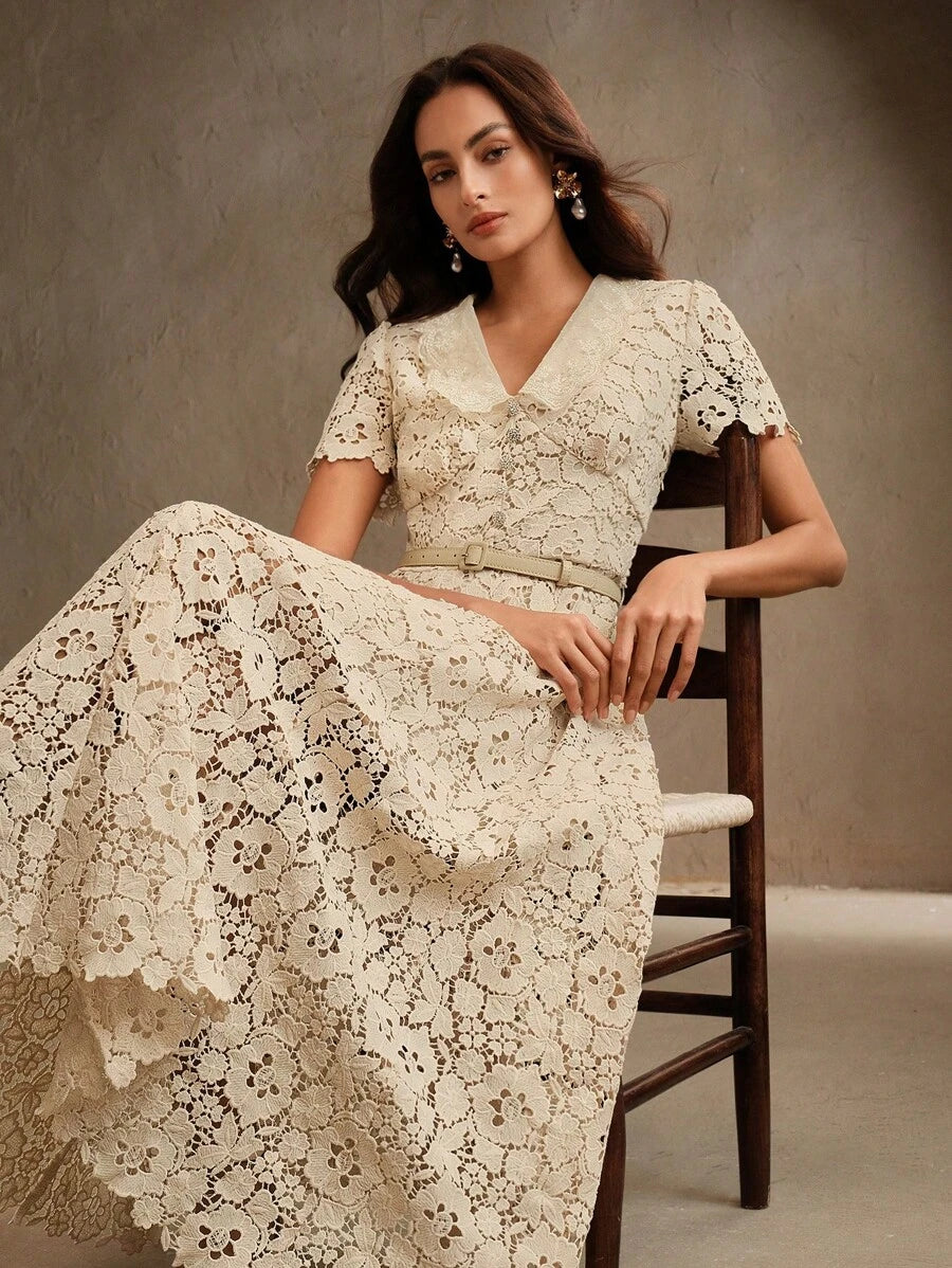 Vestido Midi Justo com Decote em V e Renda