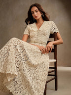 Vestido Midi Justo com Decote em V e Renda