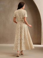 Vestido Midi Justo com Decote em V e Renda