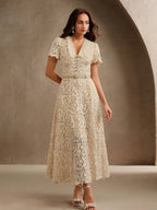 Vestido Midi Justo com Decote em V e Renda
