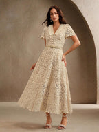Vestido Midi Justo com Decote em V e Renda