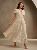 Vestido Midi Justo com Decote em V e Renda