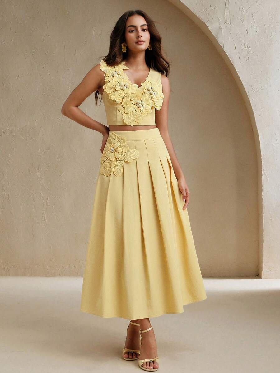 Conjunto Top Cropped com Rosa 3D e Saia Plissada