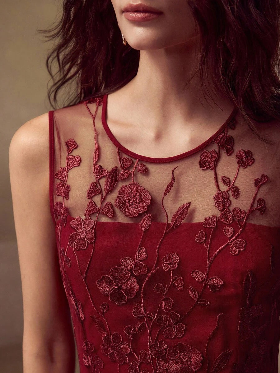 MOTF PREMIUM VESTIDO COM RECORTE ENVIESADO E APLICAÇÃO FLORAL