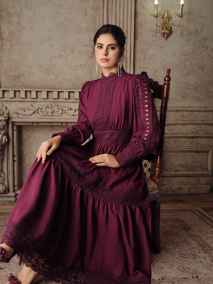 Vestido Longo Estilo Francês com Recortes em Renda Vazada