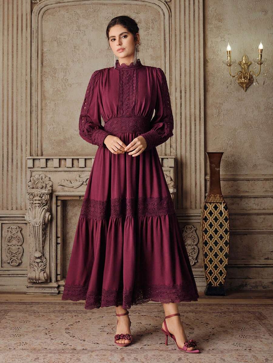 Vestido Longo Estilo Francês com Recortes em Renda Vazada