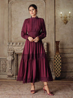 Vestido Longo Estilo Francês com Recortes em Renda Vazada