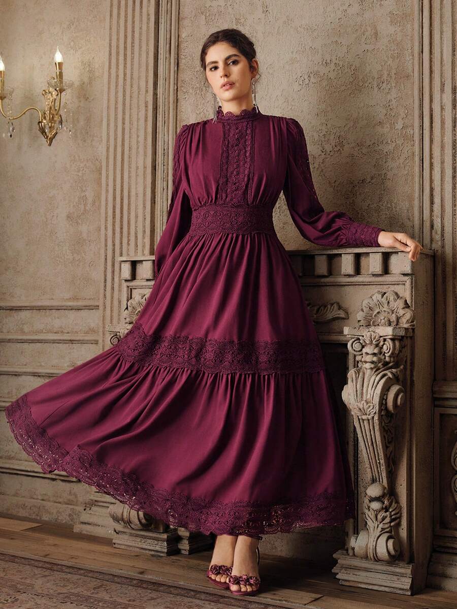 Vestido Longo Estilo Francês com Recortes em Renda Vazada