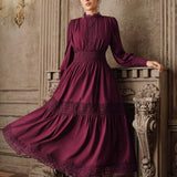 Vestido Longo Estilo Francês com Recortes em Renda Vazada