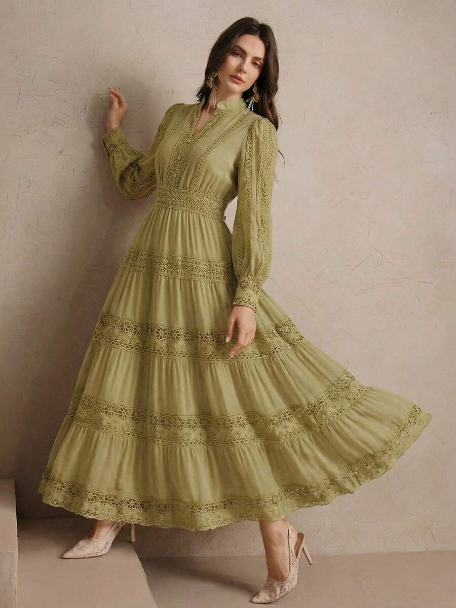 Vestido Longo Vintage com Decote em V e Renda
