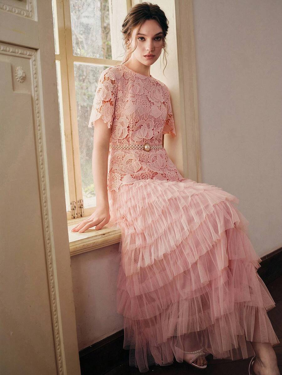Vestido Longo de Renda com Recortes em Tule