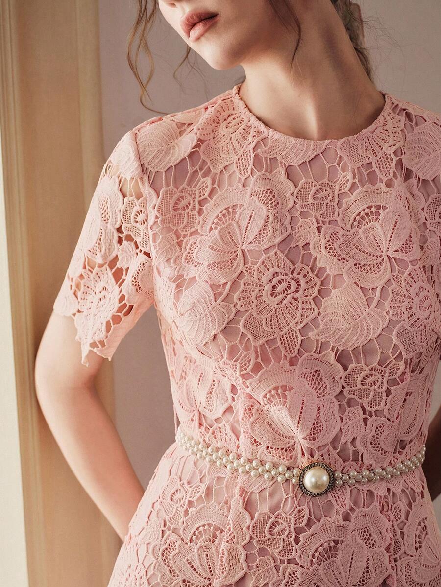 Vestido Longo de Renda com Recortes em Tule