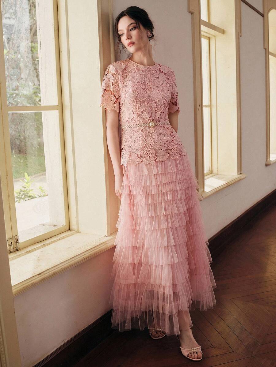 Vestido Longo de Renda com Recortes em Tule