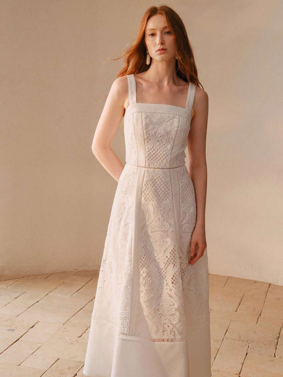 Vestido Leve Elegante com Renda e Recortes Vazados