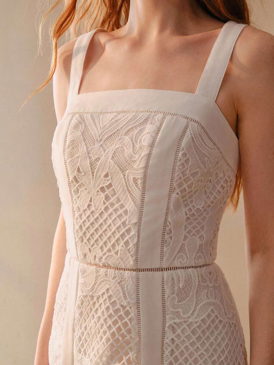 Vestido Leve Elegante com Renda e Recortes Vazados