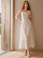 Vestido Leve Elegante com Renda e Recortes Vazados