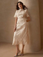 Vestido Midi de Renda Elegante