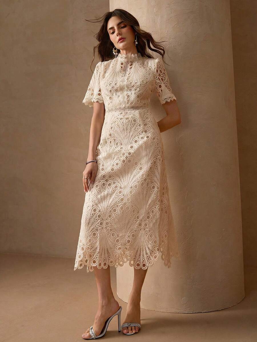 Vestido Midi de Renda Elegante