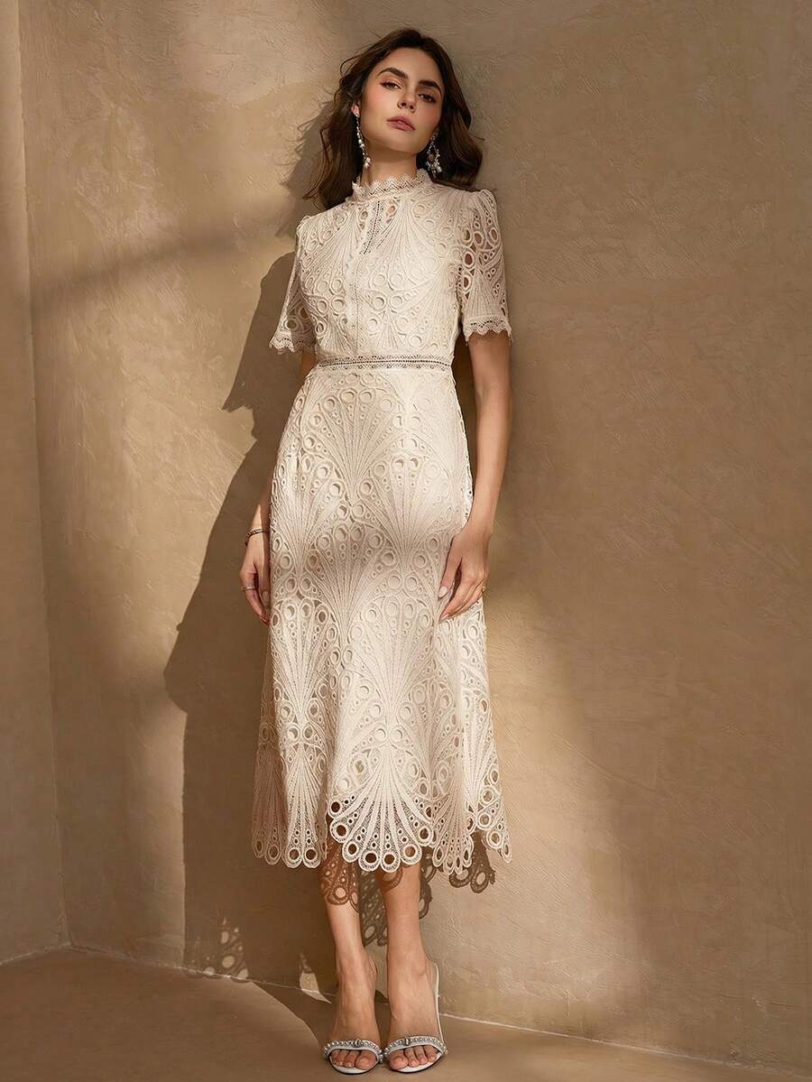 Vestido Midi de Renda Elegante