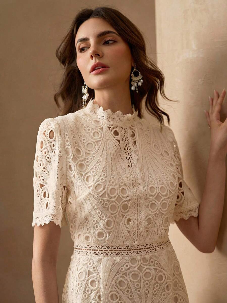Vestido Midi de Renda Elegante