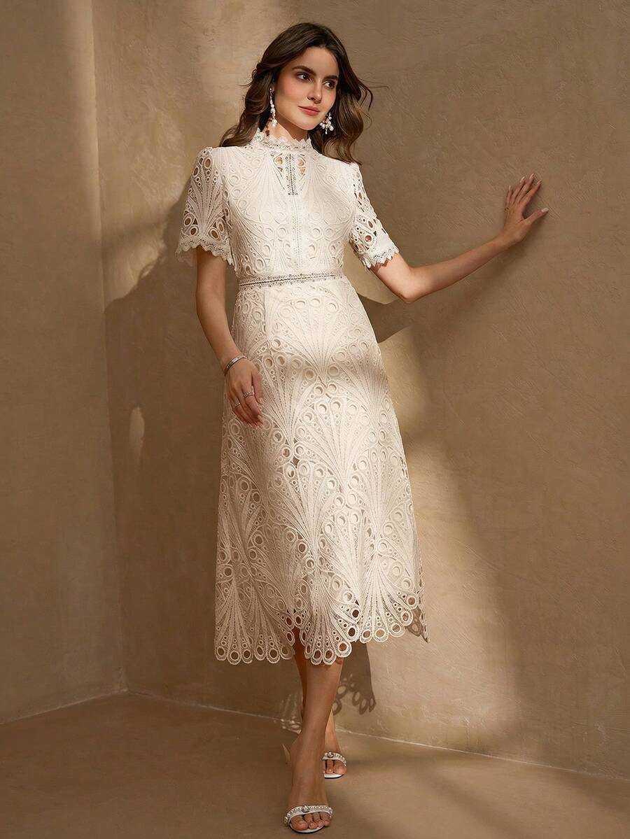 Vestido Midi de Renda Elegante