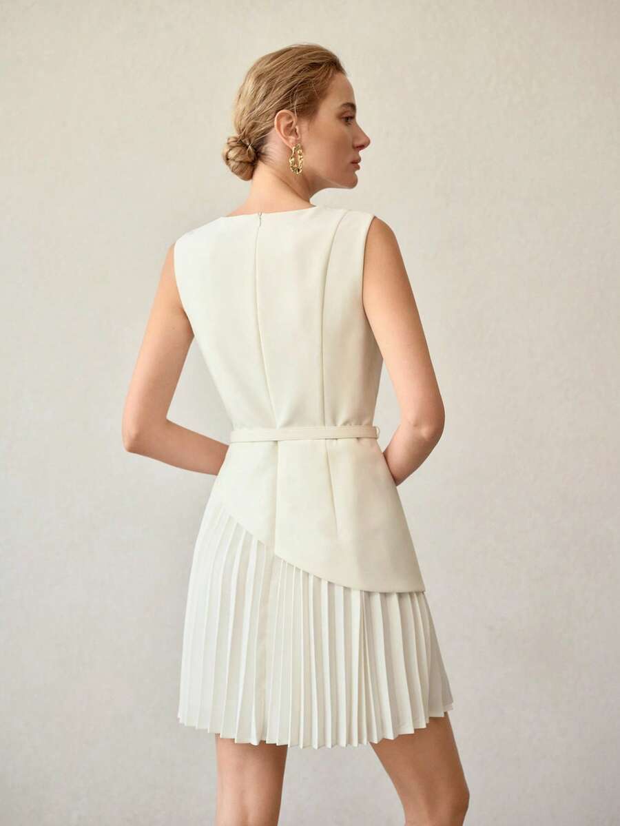 Vestido Curto Plissado com Decote em V e Cinto