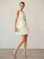Vestido Curto Plissado com Decote em V e Cinto