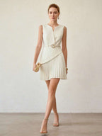 Vestido Curto Plissado com Decote em V e Cinto