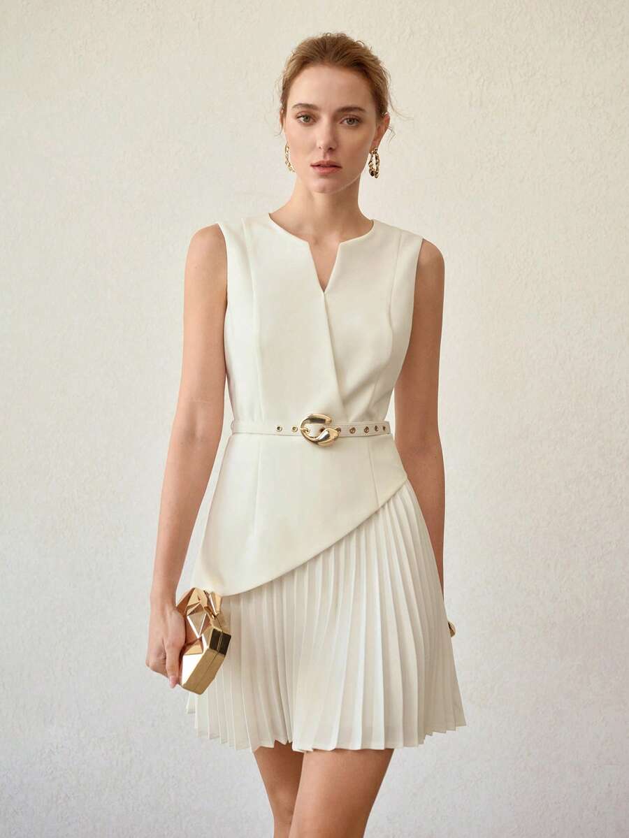 Vestido Curto Plissado com Decote em V e Cinto