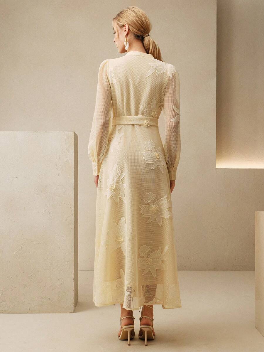 Vestido Midi com Mangas de Pétalas e Bordado Floral