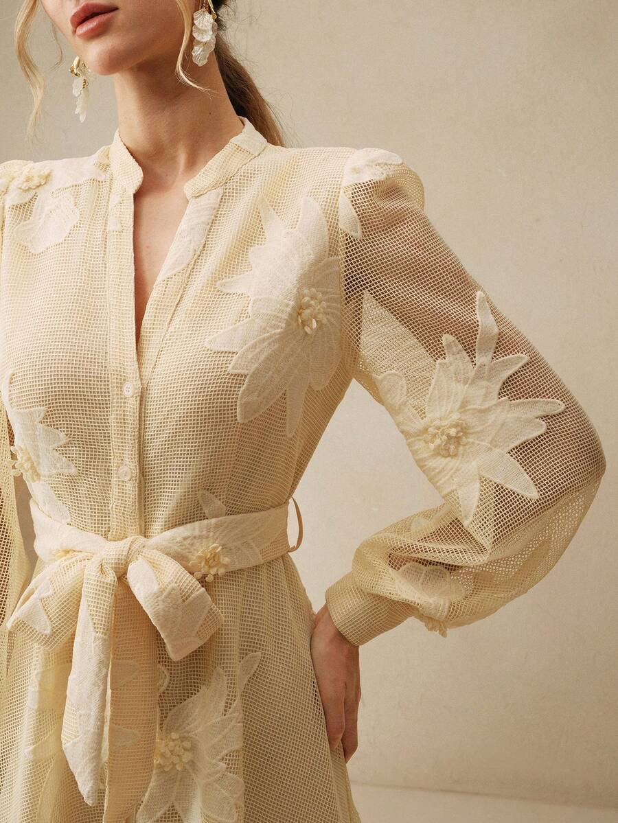 Vestido Midi com Mangas de Pétalas e Bordado Floral