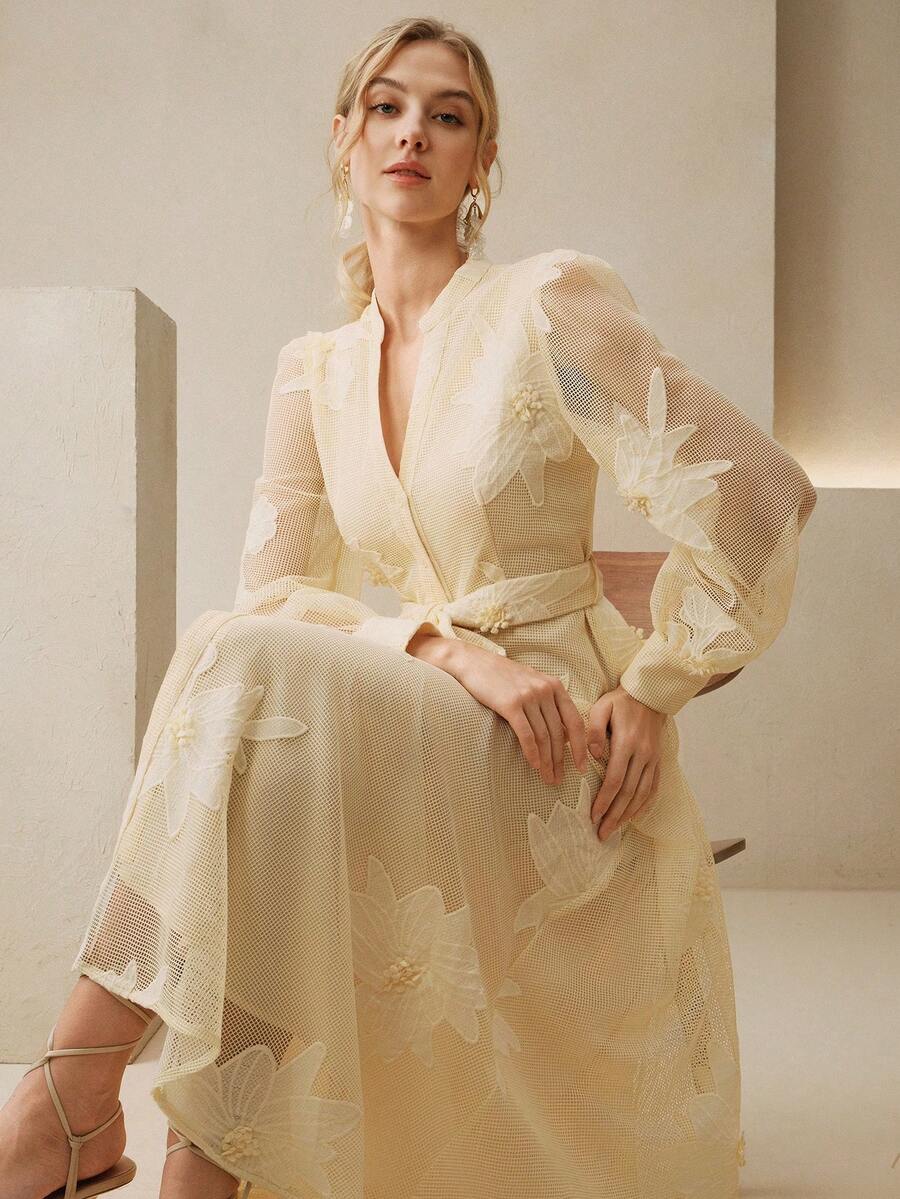 Vestido Midi com Mangas de Pétalas e Bordado Floral