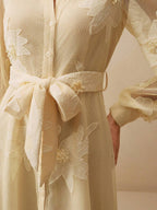 Vestido Midi com Mangas de Pétalas e Bordado Floral