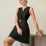 Vestido Curto Plissado com Decote em V e Cinto