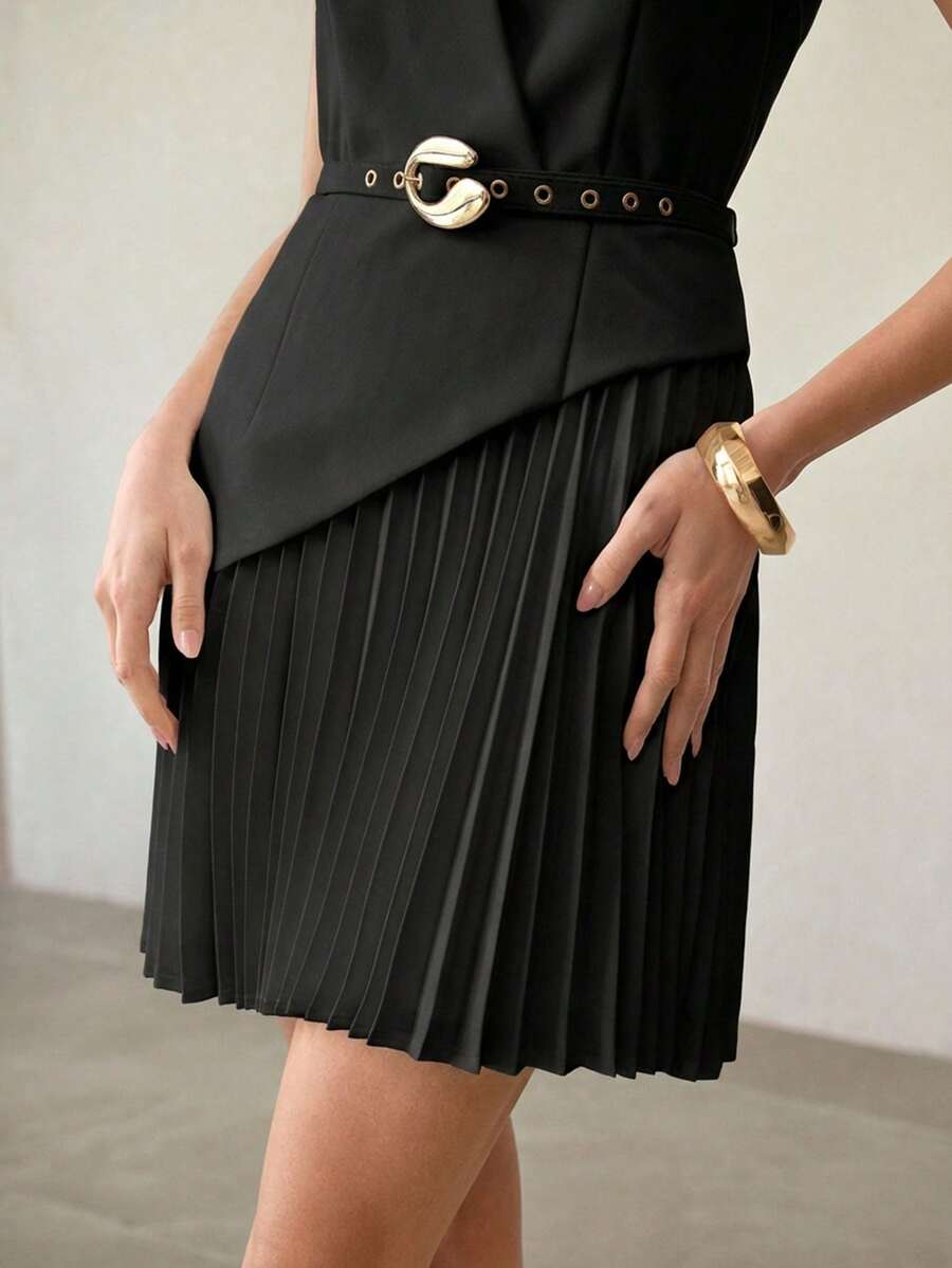 Vestido Curto Plissado com Decote em V e Cinto