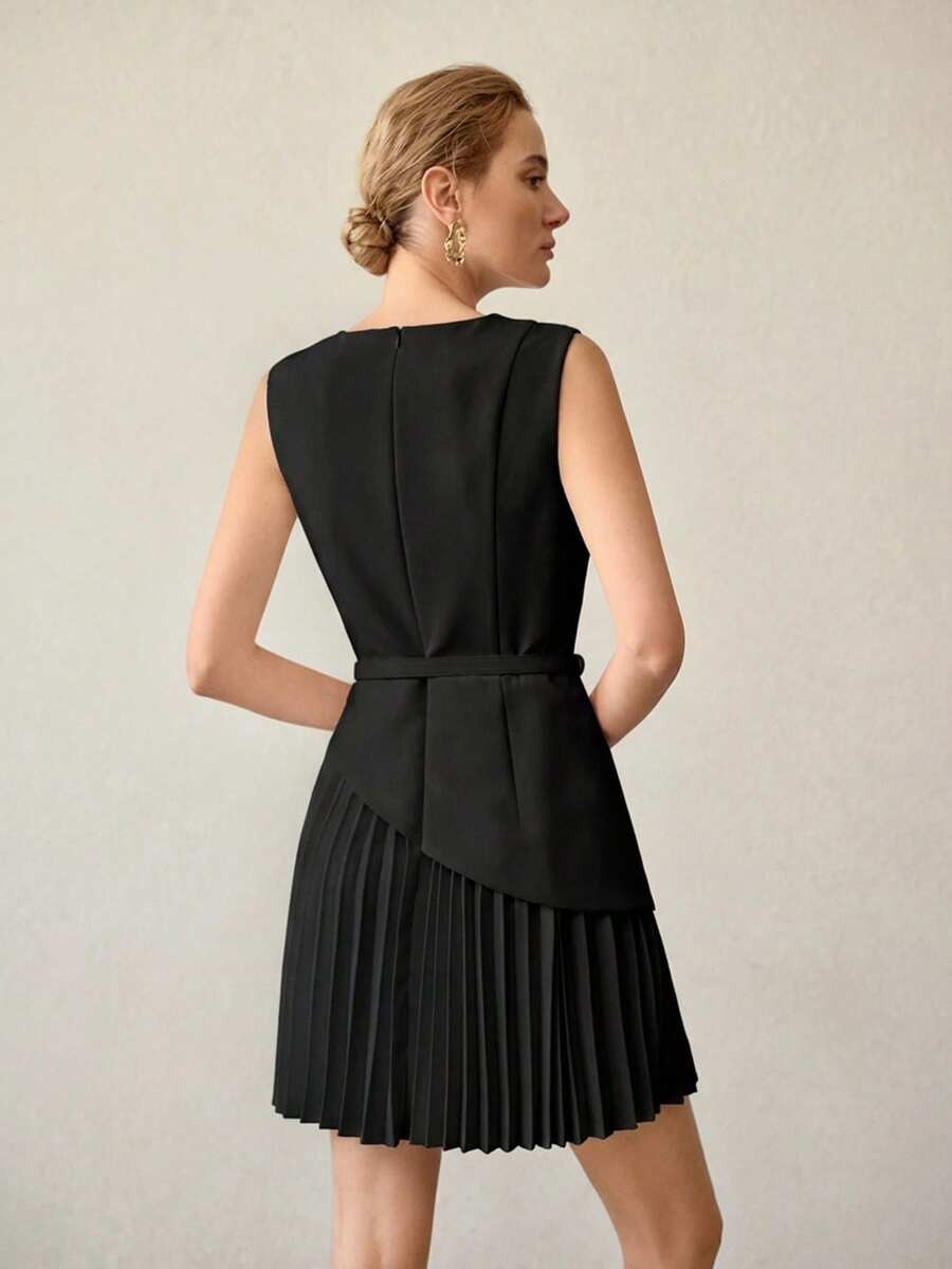 Vestido Curto Plissado com Decote em V e Cinto