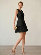 Vestido Curto Plissado com Decote em V e Cinto