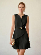 Vestido Curto Plissado com Decote em V e Cinto