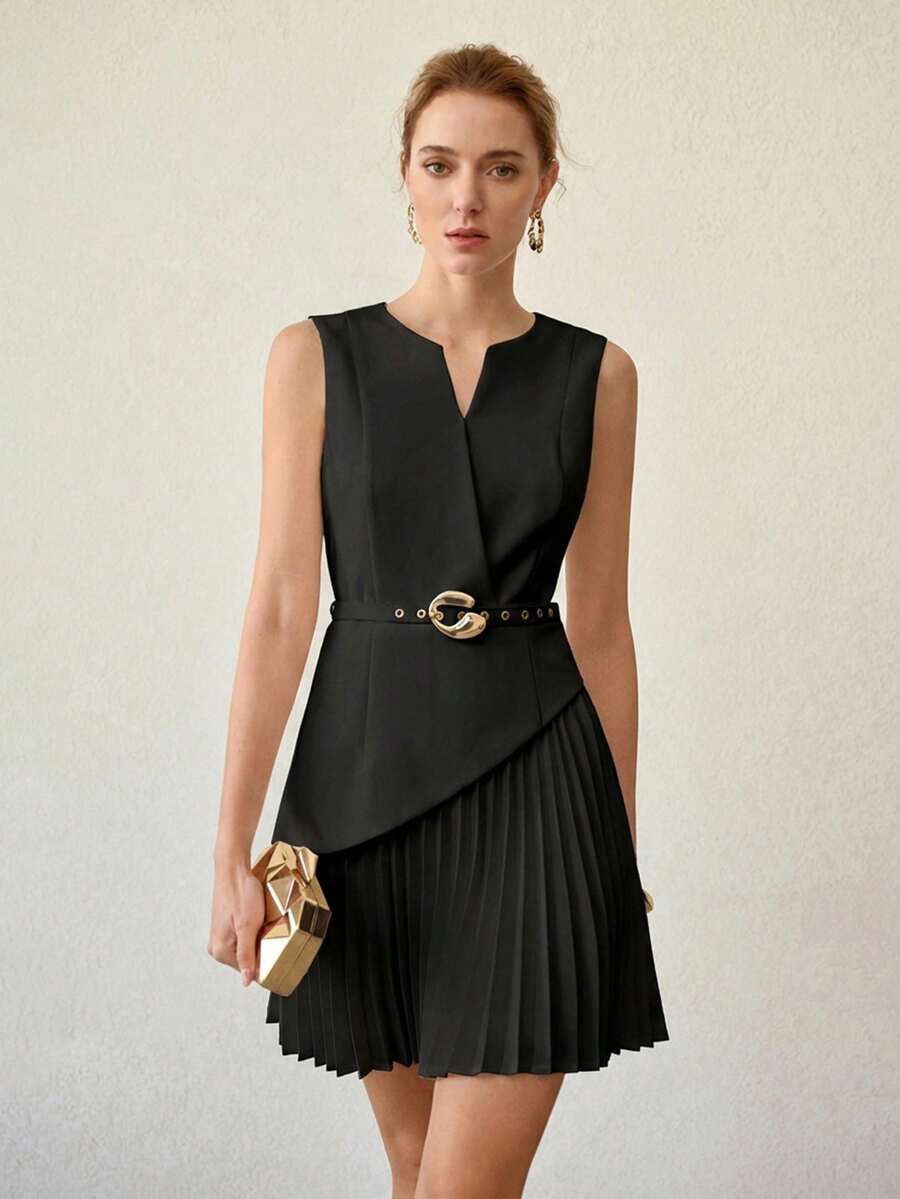 Vestido Curto Plissado com Decote em V e Cinto