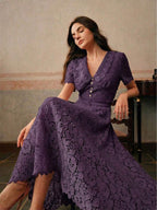 Vestido Midi Justo com Decote em V e Renda