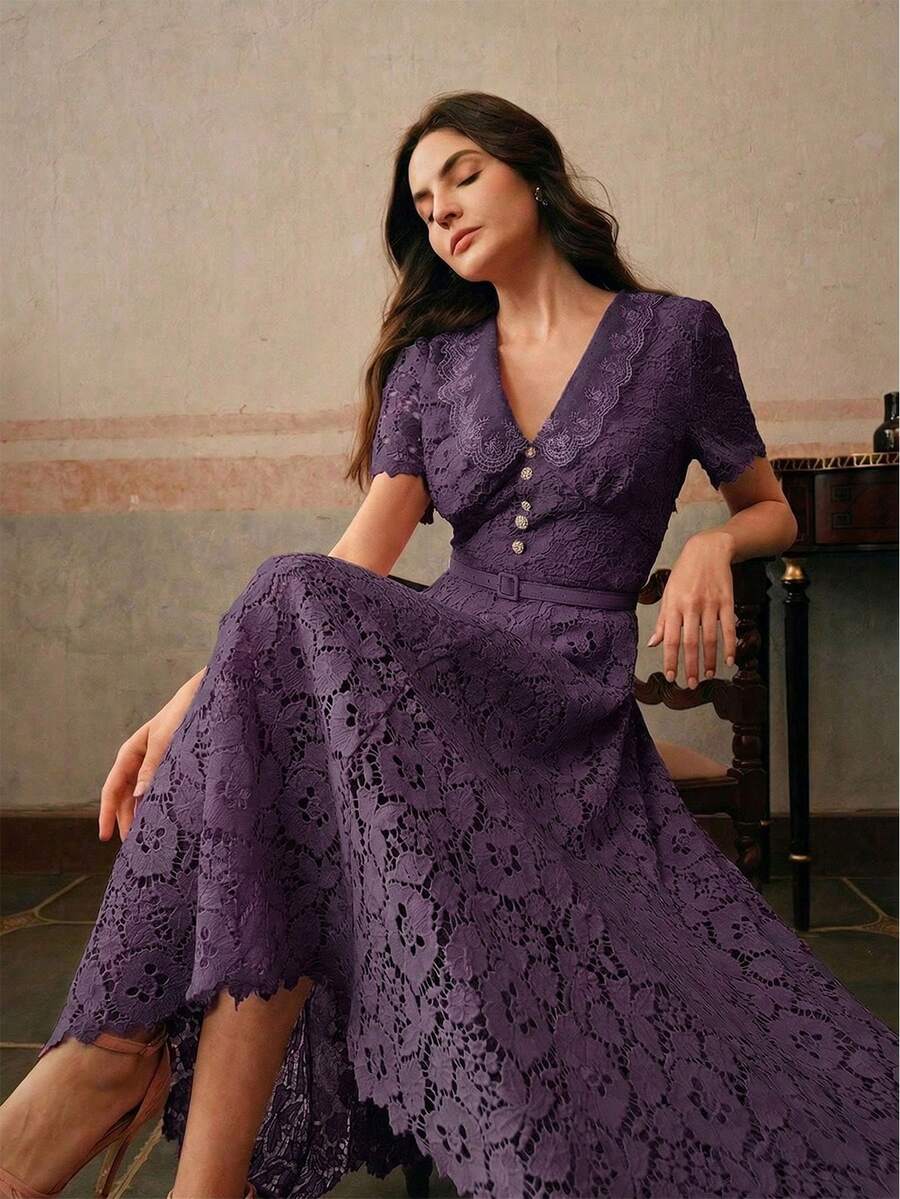 Vestido Midi Justo com Decote em V e Renda